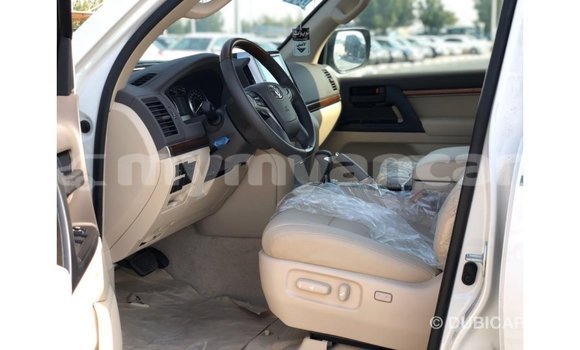 သွင်းကုန် Toyota Land Cruiser White ကား Import - Dubai Ayeyarwady သွင်းကုန် Toyota Land Cruiser White ကား Import - Dubai Ayeyarwady