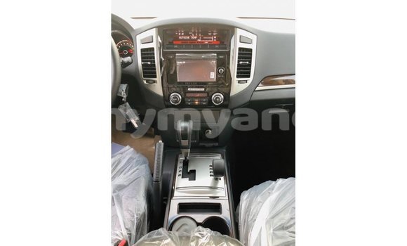 သွင်းကုန် Mitsubishi Pajero Black ကား Import - Dubai Ayeyarwady သွင်းကုန် Mitsubishi Pajero Black ကား Import - Dubai Ayeyarwady