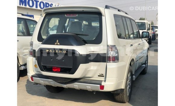 သွင်းကုန် Mitsubishi Pajero Black ကား Import - Dubai Ayeyarwady သွင်းကုန် Mitsubishi Pajero Black ကား Import - Dubai Ayeyarwady