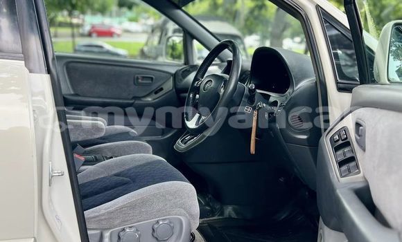 အသုံးပြုခံ့ Toyota Harrier White ကား Yangon Yangon အသုံးပြုခံ့ Toyota Harrier White ကား Yangon Yangon