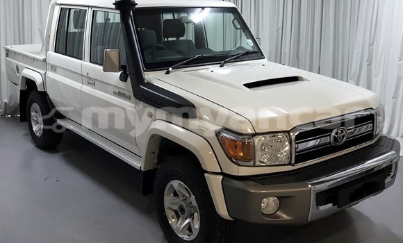 Buy Used Toyota Land Cruiser White Car in Allanmyo in Magway Buy Used Toyota Land Cruiser White Car in Allanmyo in Magway