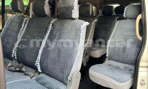 အသုံးပြုခံ့ Toyota Hiace White ကား Banmo Kachin အသုံးပြုခံ့ Toyota Hiace White ကား Banmo Kachin