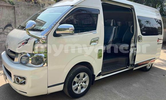 အသုံးပြုခံ့ Toyota Hiace White ကား Banmo Kachin အသုံးပြုခံ့ Toyota Hiace White ကား Banmo Kachin