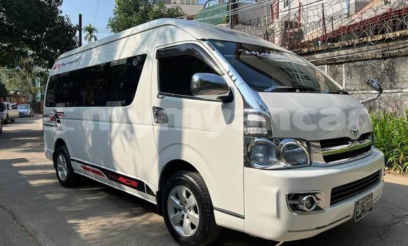 အသုံးပြုခံ့ Toyota Hiace White ကား Banmo Kachin အသုံးပြုခံ့ Toyota Hiace White ကား Banmo Kachin