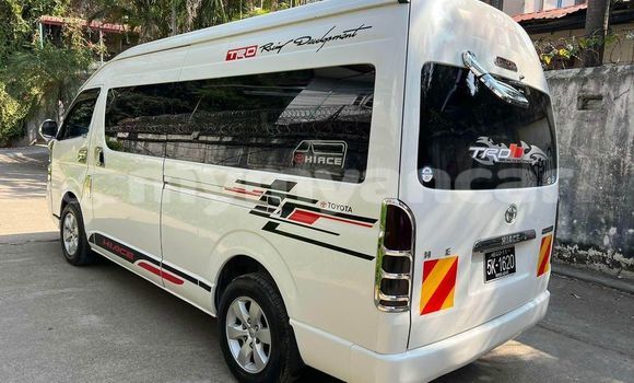 အသုံးပြုခံ့ Toyota Hiace White ကား Banmo Kachin အသုံးပြုခံ့ Toyota Hiace White ကား Banmo Kachin