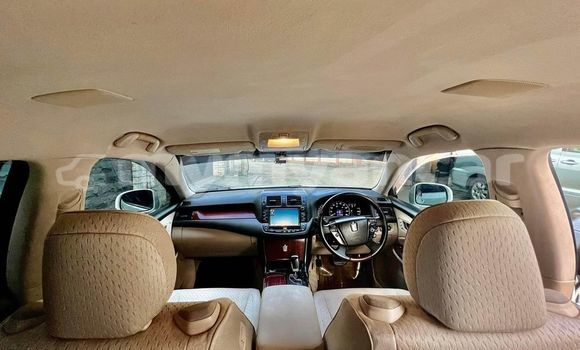 အသုံးပြုခံ့ Toyota Crown White ကား Bago Bago အသုံးပြုခံ့ Toyota Crown White ကား Bago Bago