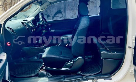 အသုံးပြုခံ့ Toyota Vigo White ကား Arakan Rakhine အသုံးပြုခံ့ Toyota Vigo White ကား Arakan Rakhine
