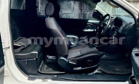 အသုံးပြုခံ့ Toyota Vigo White ကား Arakan Rakhine အသုံးပြုခံ့ Toyota Vigo White ကား Arakan Rakhine