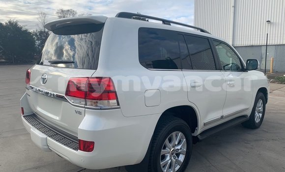 Buy Used Toyota Land Cruiser White Car in Myanaung in Ayeyarwady Buy Used Toyota Land Cruiser White Car in Myanaung in Ayeyarwady