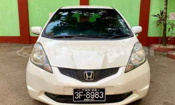 အသုံးပြုခံ့ Honda FIT White ကား Arakan Rakhine အသုံးပြုခံ့ Honda FIT White ကား Arakan Rakhine