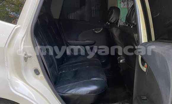 အသုံးပြုခံ့ Honda FIT White ကား Arakan Rakhine အသုံးပြုခံ့ Honda FIT White ကား Arakan Rakhine