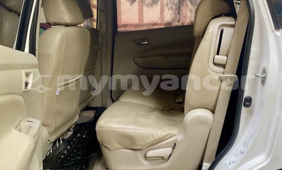 အသုံးပြုခံ့ Honda FIT White ကား Arakan Rakhine အသုံးပြုခံ့ Honda FIT White ကား Arakan Rakhine