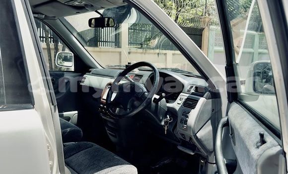 အသုံးပြုခံ့ Honda CR–V White ကား Arakan Rakhine အသုံးပြုခံ့ Honda CR–V White ကား Arakan Rakhine