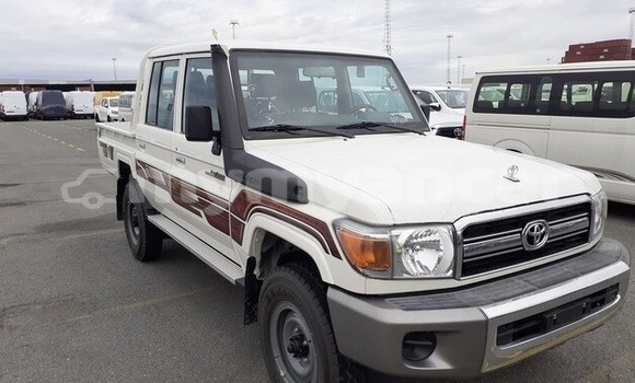 Buy Used Toyota Land Cruiser White Car in Banmo in Kachin Buy Used Toyota Land Cruiser White Car in Banmo in Kachin
