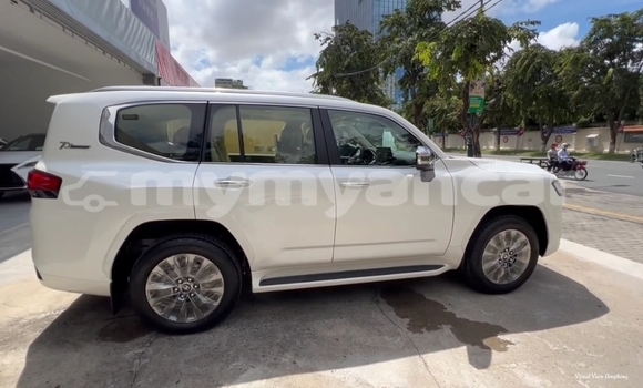 Buy Used Toyota Land Cruiser White Car in Allanmyo in Magway Buy Used Toyota Land Cruiser White Car in Allanmyo in Magway