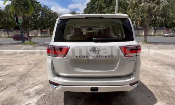 Buy Used Toyota Land Cruiser White Car in Allanmyo in Magway Buy Used Toyota Land Cruiser White Car in Allanmyo in Magway