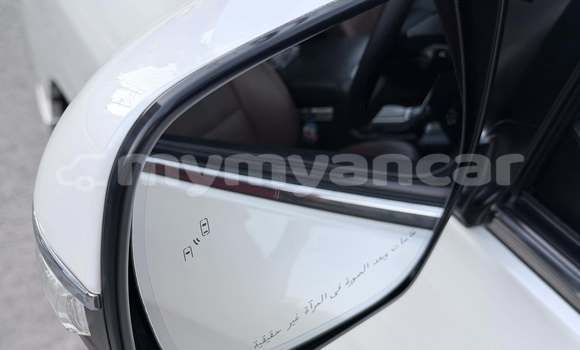 Buy Used Toyota Land Cruiser White Car in Import - Dubai in Ayeyarwady Buy Used Toyota Land Cruiser White Car in Import - Dubai in Ayeyarwady