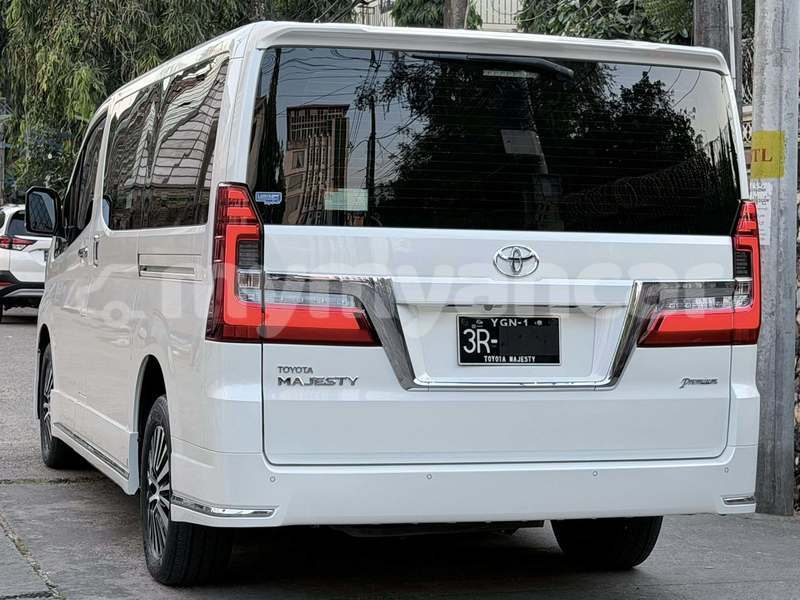 Big with watermark toyota crown majesta bago bago 4870