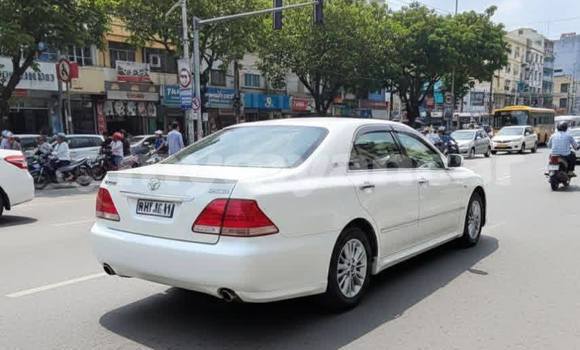 Buy Used Toyota Crown White Car in Banmo in Kachin Buy Used Toyota Crown White Car in Banmo in Kachin