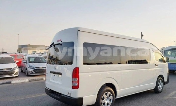 Buy Used Toyota Hiace White Car in Dawei in Tanintharyi Buy Used Toyota Hiace White Car in Dawei in Tanintharyi