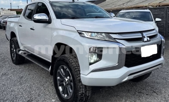 Buy Used Mitsubishi L200 White Car in Dawei in Tanintharyi