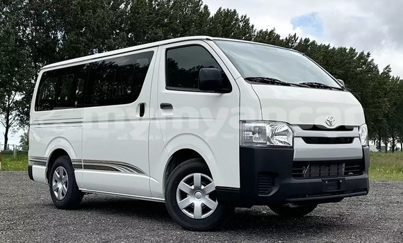 Buy Used Toyota Hiace White Car in Import - Dubai in Ayeyarwady