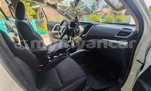 Buy Used Mitsubishi Montero White Car in Kyaiklat in Ayeyarwady Buy Used Mitsubishi Montero White Car in Kyaiklat in Ayeyarwady
