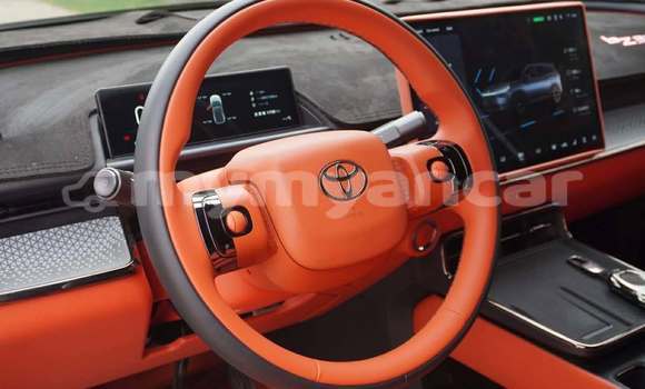 Buy Used Toyota Gaia White Car in Allanmyo in Magway Buy Used Toyota Gaia White Car in Allanmyo in Magway