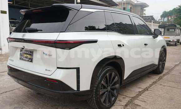 Buy Used Toyota Gaia White Car in Allanmyo in Magway Buy Used Toyota Gaia White Car in Allanmyo in Magway