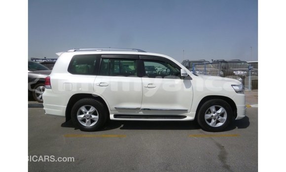 သွင်းကုန် Toyota Land Cruiser White ကား Import - Dubai Ayeyarwady သွင်းကုန် Toyota Land Cruiser White ကား Import - Dubai Ayeyarwady