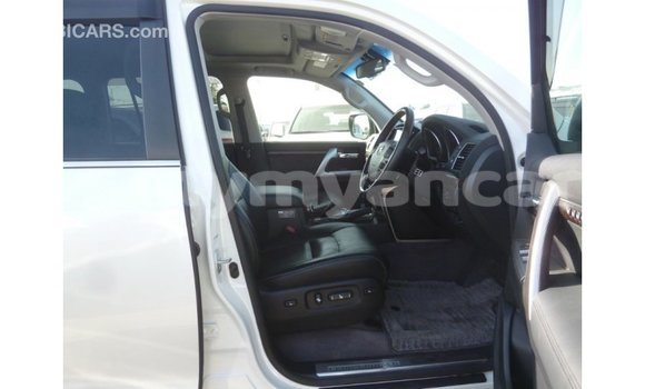 သွင်းကုန် Toyota Land Cruiser White ကား Import - Dubai Ayeyarwady သွင်းကုန် Toyota Land Cruiser White ကား Import - Dubai Ayeyarwady