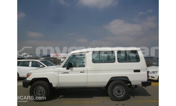 သွင်းကုန် Toyota Land Cruiser White ကား Import - Dubai Ayeyarwady သွင်းကုန် Toyota Land Cruiser White ကား Import - Dubai Ayeyarwady