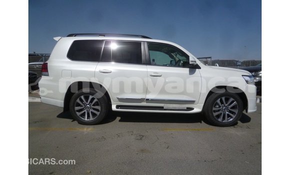 သွင်းကုန် Toyota Land Cruiser White ကား Import - Dubai Ayeyarwady သွင်းကုန် Toyota Land Cruiser White ကား Import - Dubai Ayeyarwady