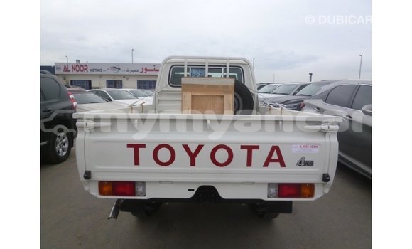 သွင်းကုန် Toyota Land Cruiser White ကား Import - Dubai Ayeyarwady သွင်းကုန် Toyota Land Cruiser White ကား Import - Dubai Ayeyarwady