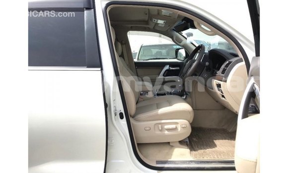 သွင်းကုန် Toyota Land Cruiser White ကား Import - Dubai Ayeyarwady သွင်းကုန် Toyota Land Cruiser White ကား Import - Dubai Ayeyarwady