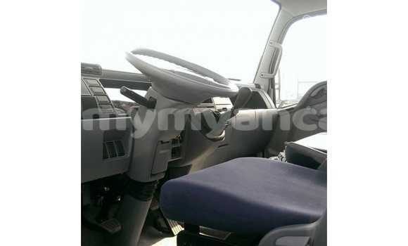 သွင်းကုန် Mitsubishi L400 White ထရပ်ကား Import - Dubai Ayeyarwady